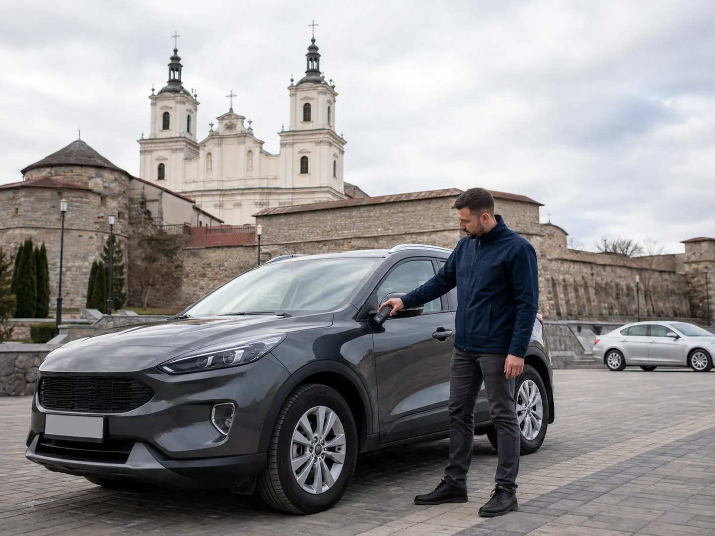 Перевірка лакофарбового покриття автомобіля біля монастиря босих кармелітів у Бердичеві