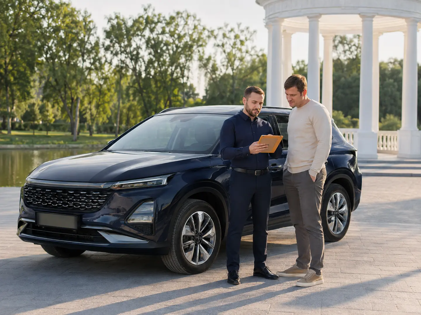 Експерт і клієнт порівнюють авто біля ротонди у Бучі