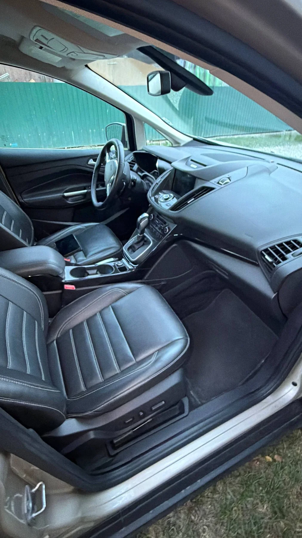 Салон Ford C-Max 2017 під час огляду