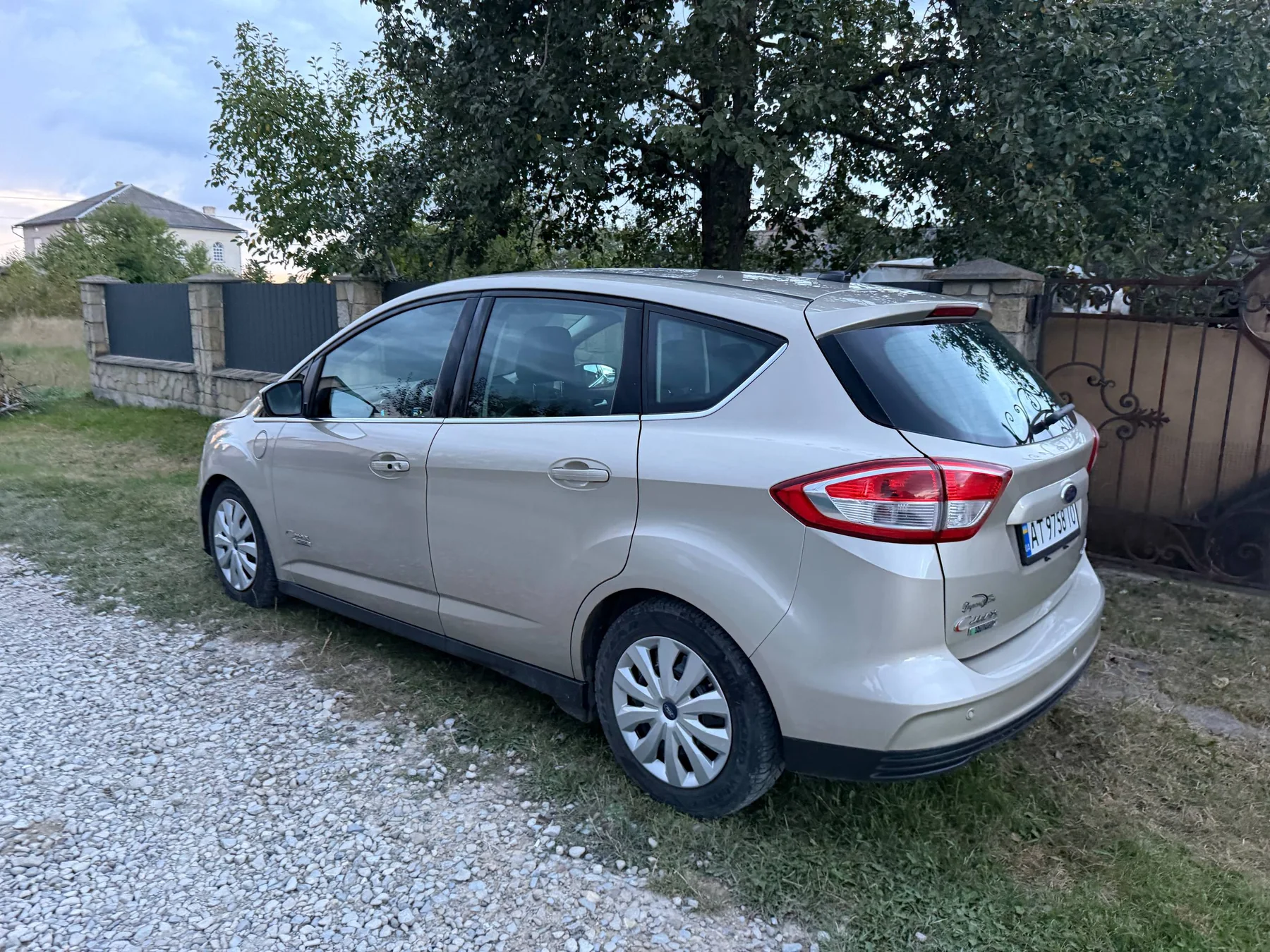 Ford C-Max 2017 — вигляд ззаду ліворуч