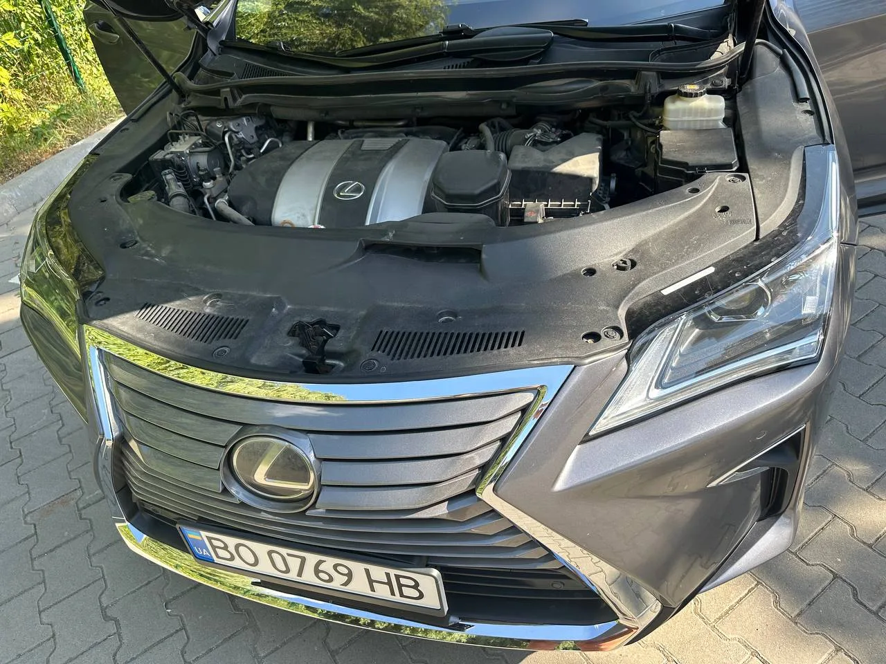 Lexus RX 2017 з відкритим капотом під час виїзного огляду