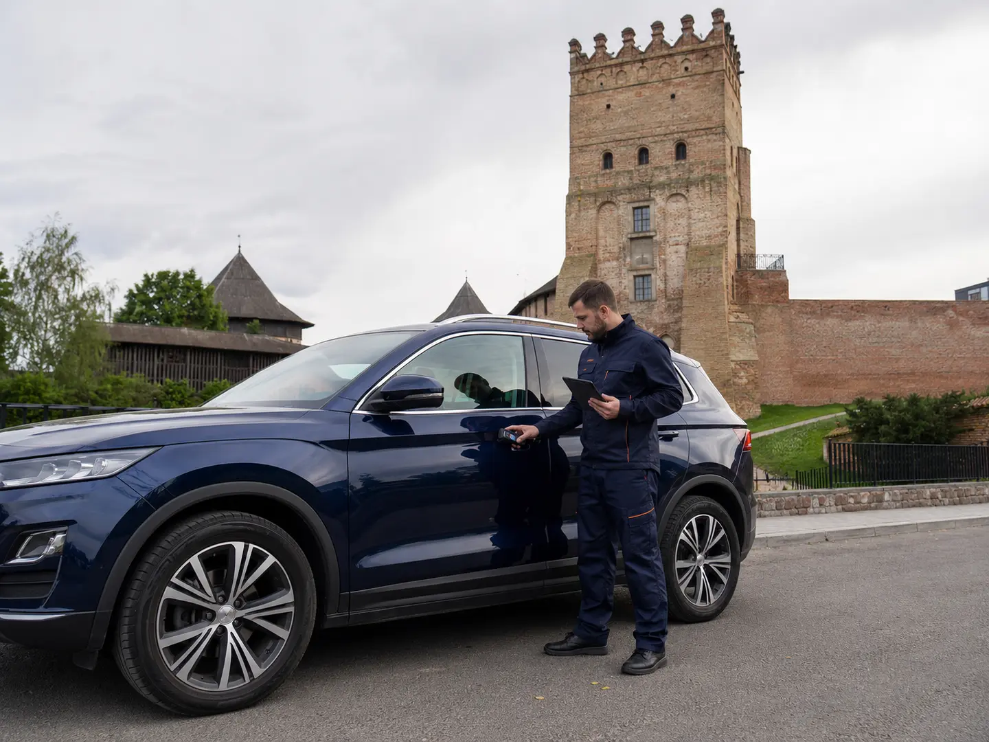 Перевірка кузова авто біля Луцького замку