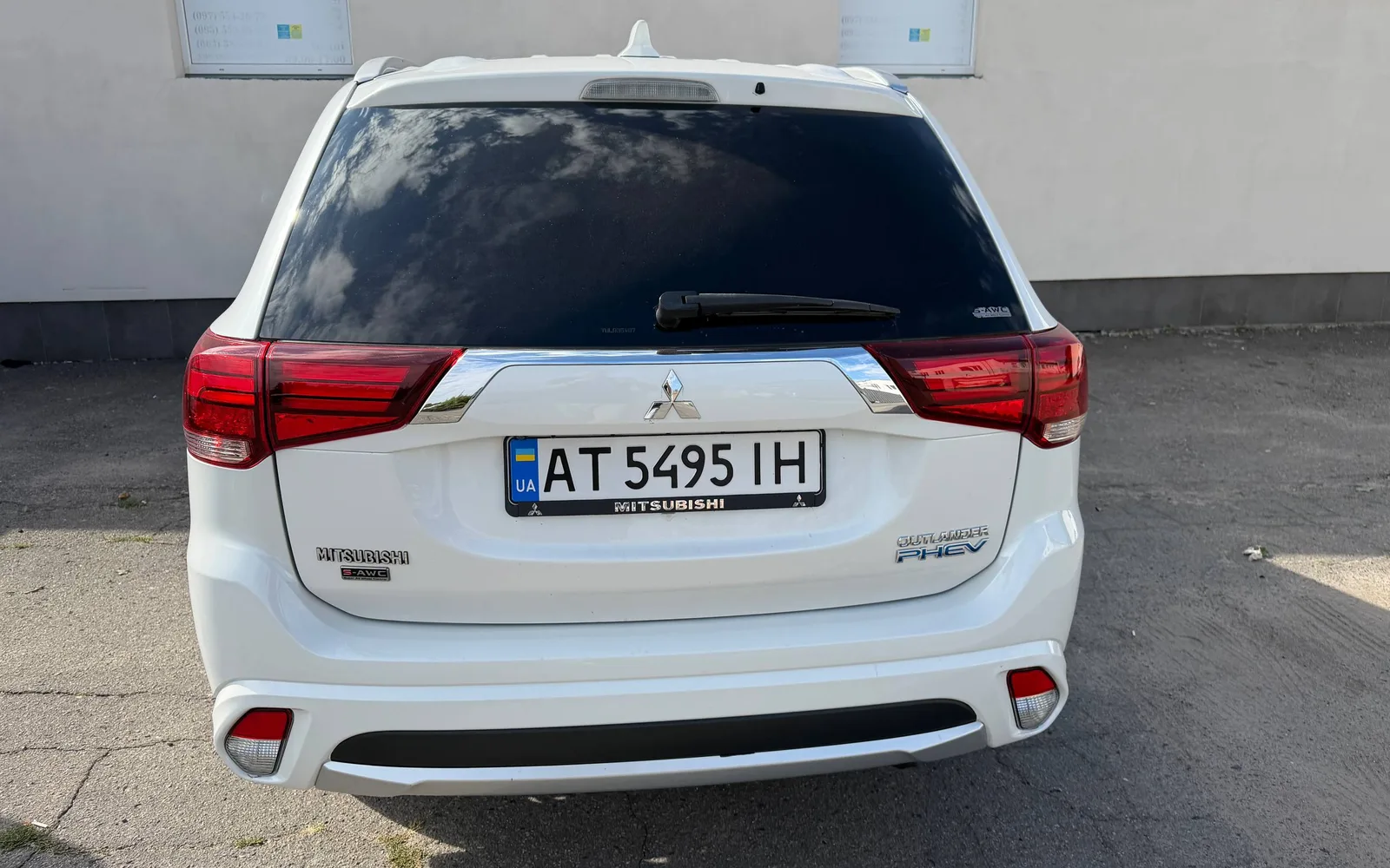Mitsubishi Outlander PHEV 2017 на виїзному огляді — вигляд ззаду