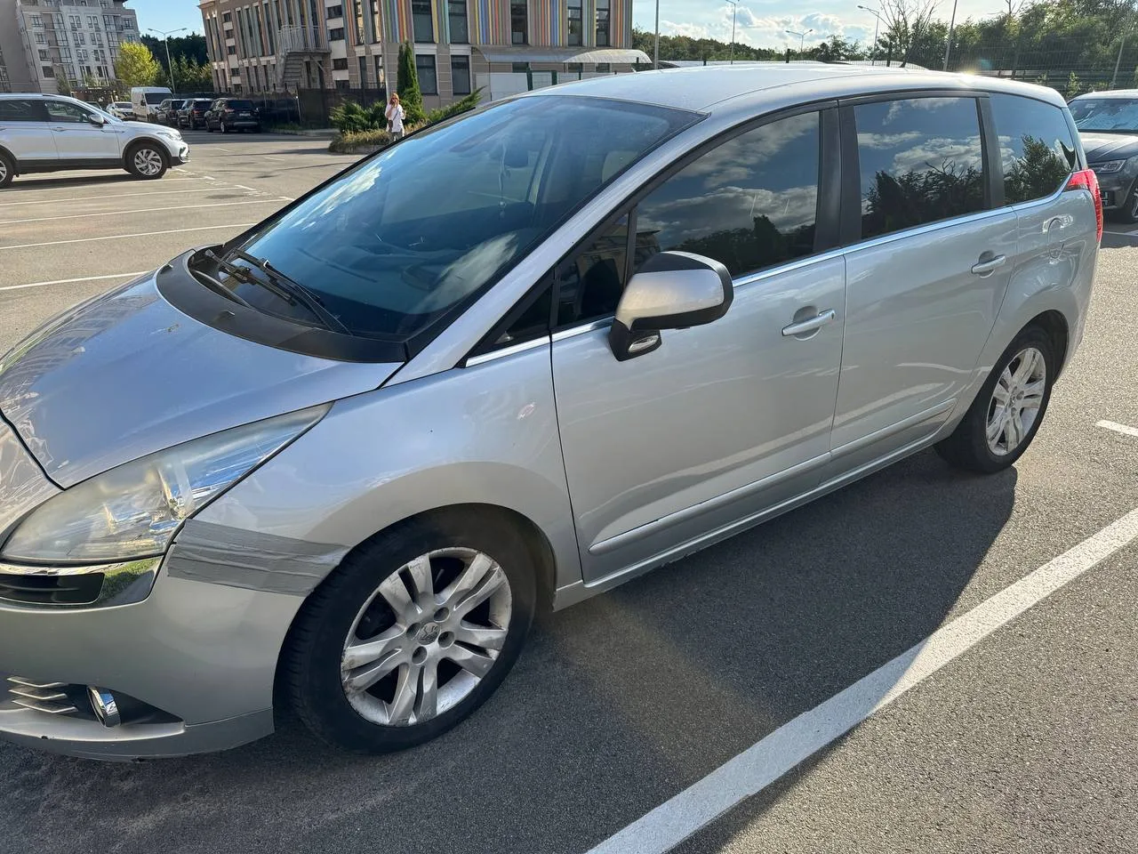 Peugeot 5008 2010 на виїзному огляді — боковий вигляд