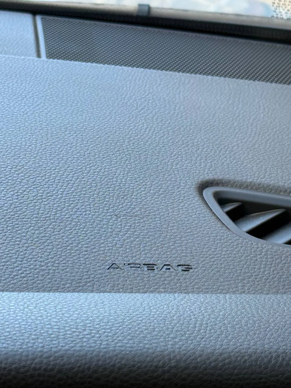 Маркування системи Airbag у салоні Porsche Macan 2019