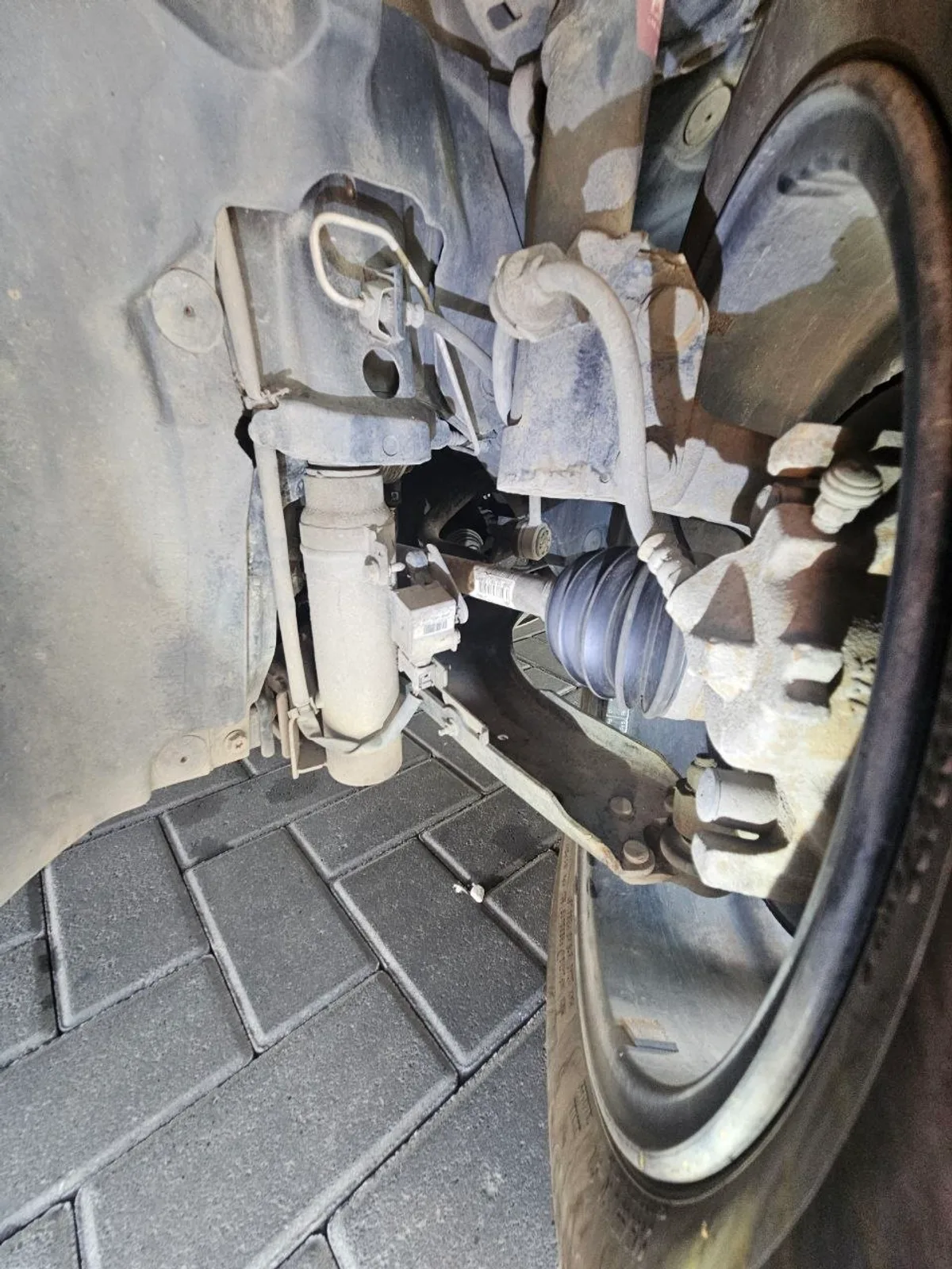 Підвіска Renault Megane 2012 під час огляду на підйомнику