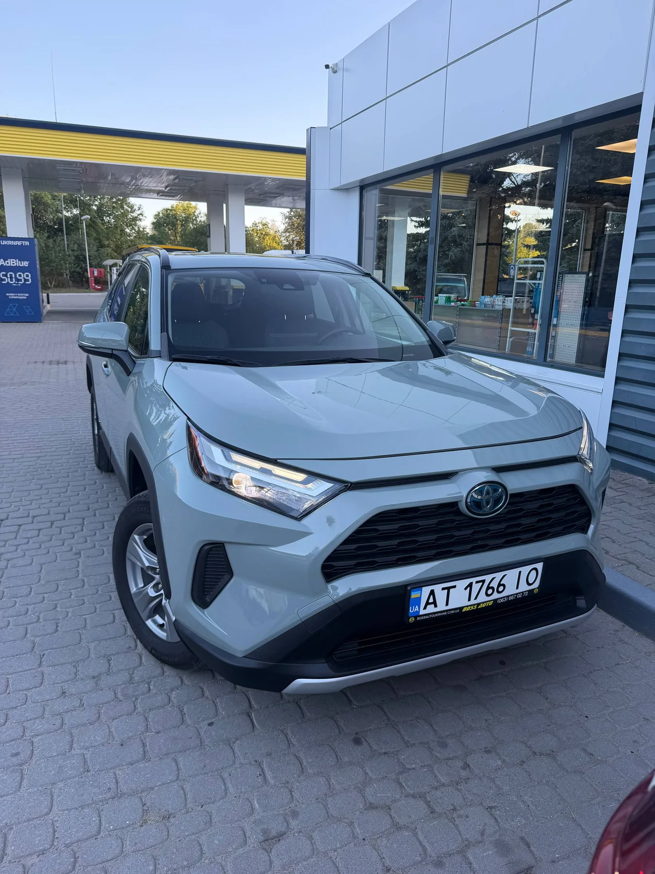 Toyota RAV4 2023 — загальний вигляд спереду