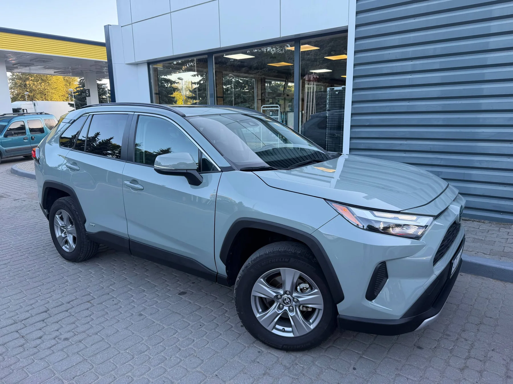 Toyota RAV4 2023 — вигляд спереду праворуч