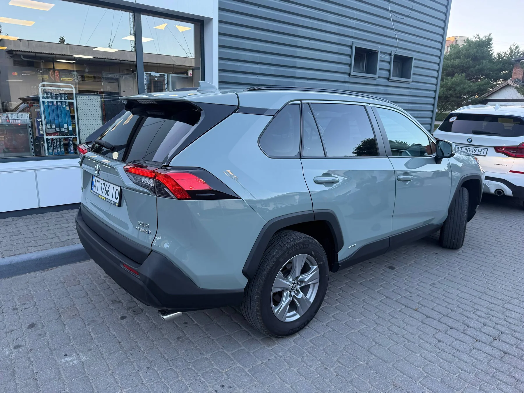 Toyota RAV4 2023 — вигляд ззаду праворуч