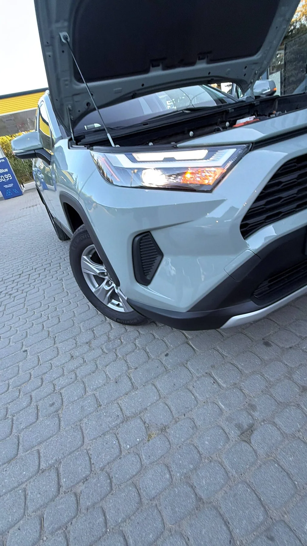 Toyota RAV4 2023 з відкритим капотом